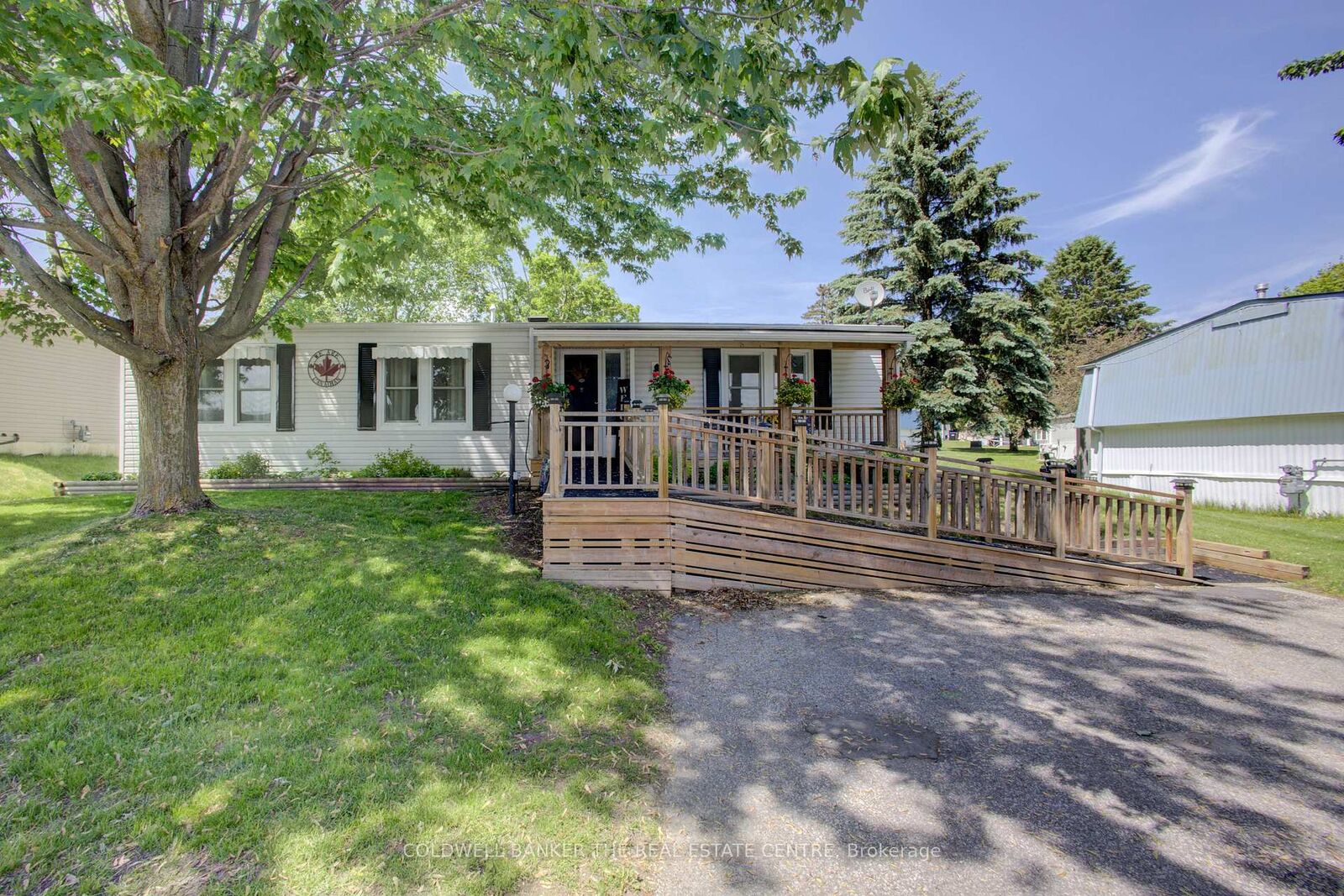 Property Photo: 36 Linden Lane ON L9S 1N8