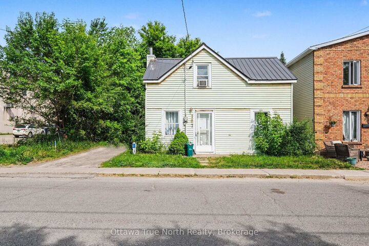 107 Oxford Street E — photo 1