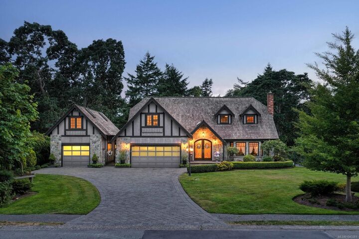 2773 Arbutus Rd — photo 1