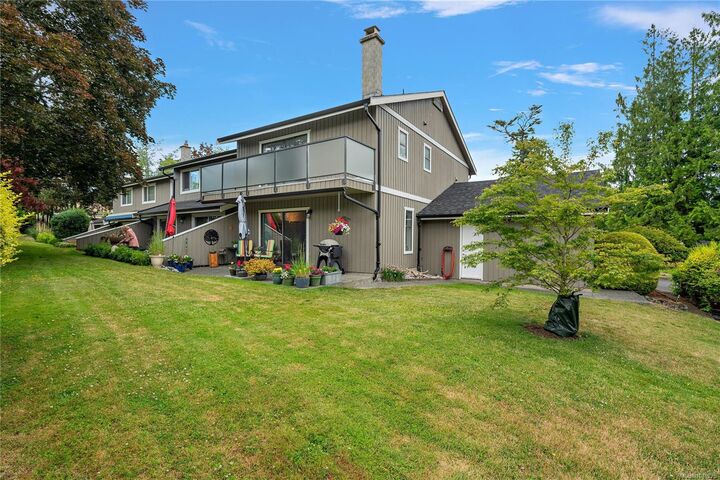 Property Photo: 1950 Cultra Ave #8 BC V8M 1Y9