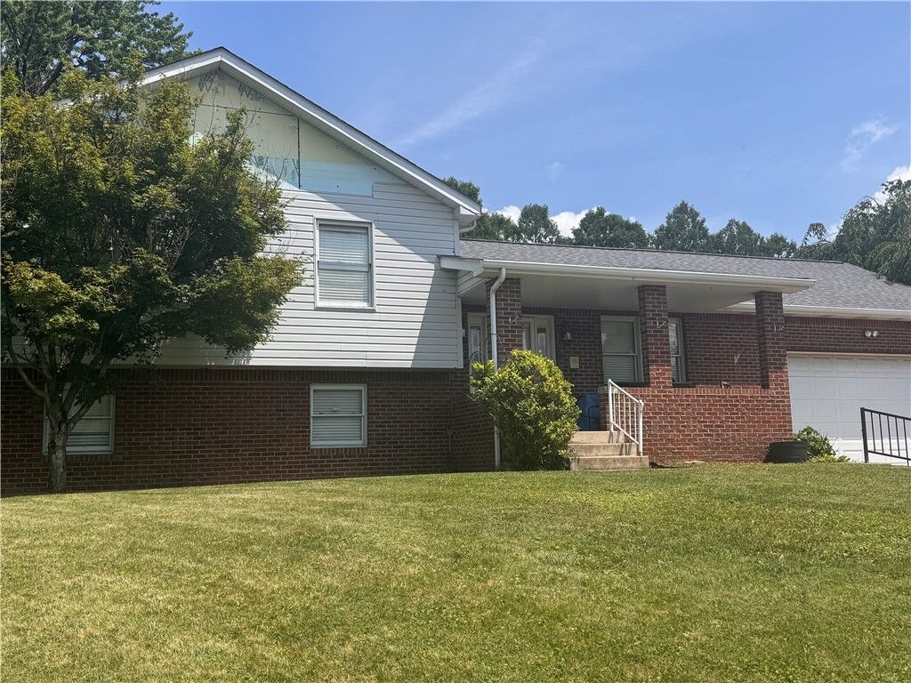 Property Photo: 1308 McKinley Dr PA 15025