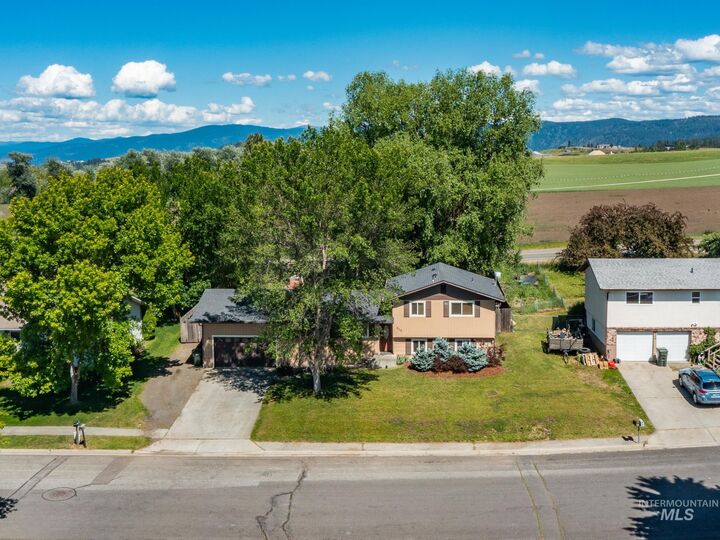 Property Photo:  618 Dawn Drive  ID 83530 