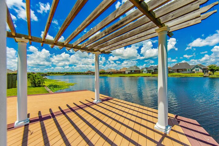 Property Photo: 300 Ravensaide Drive LA 70360