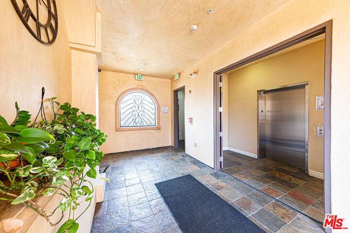 Property Photo: 5057 Maplewood Ave CA 90004