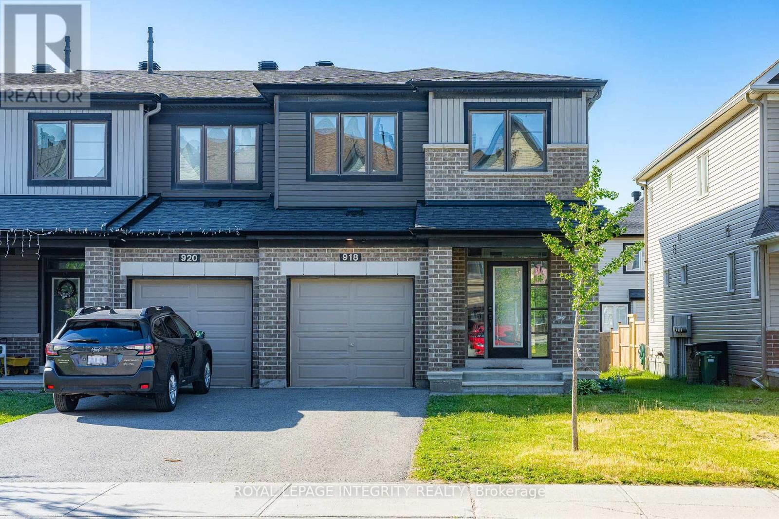 Property Photo: 918 Kilbirnie Drive ON K2J 6G2
