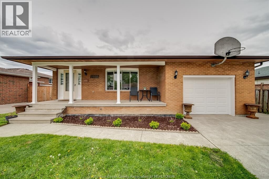 Property Photo: 2958 Lloyd George Boulevard ON N8T 2V1