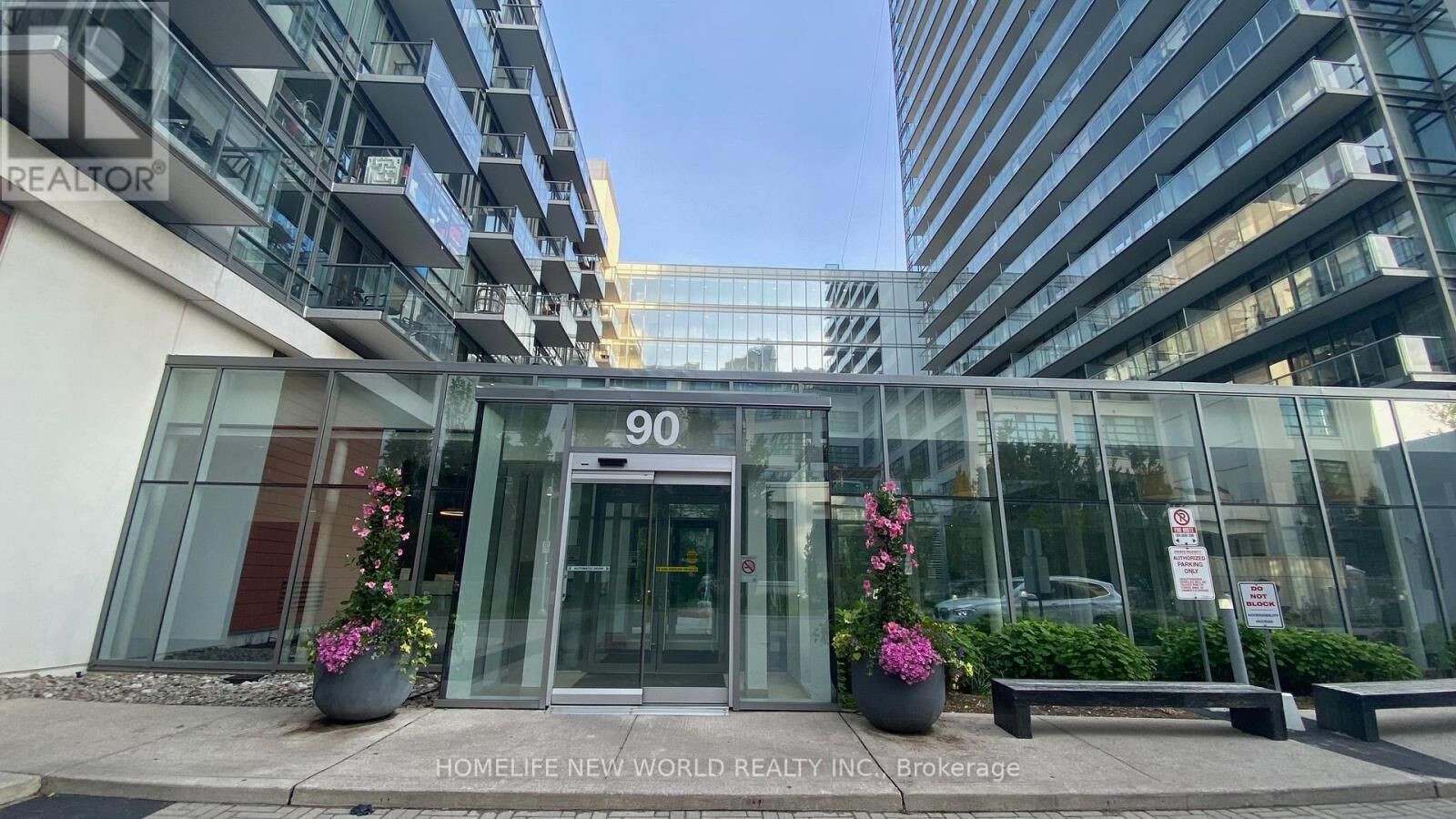 Property Photo:  90 Stadium Road 522  ON M5V 3W5 