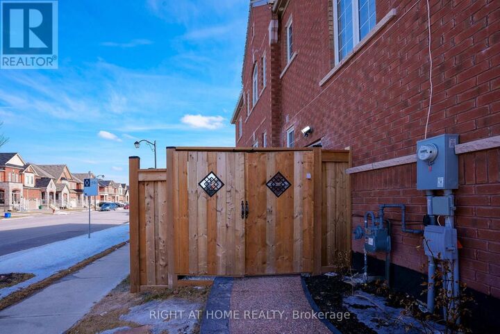 Property Photo: 440 Downes Jackson Heights Bsmt ON L9T 8V7