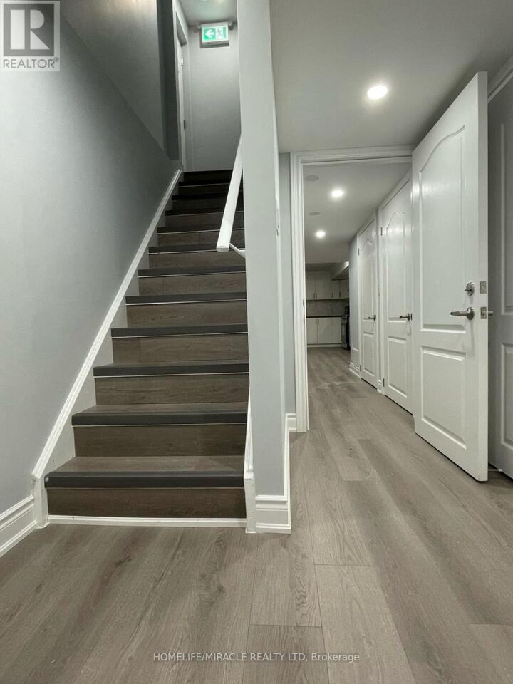 Property Photo:  80 Reichert Court 1  ON L9T 8R7 