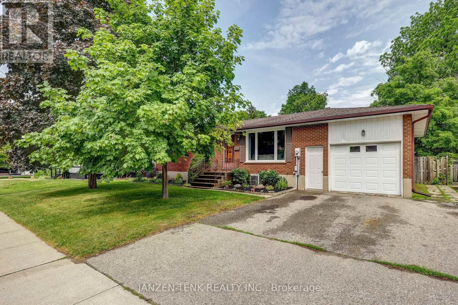 Property Photo: 17 St Andrew Street ON N5H 2M9