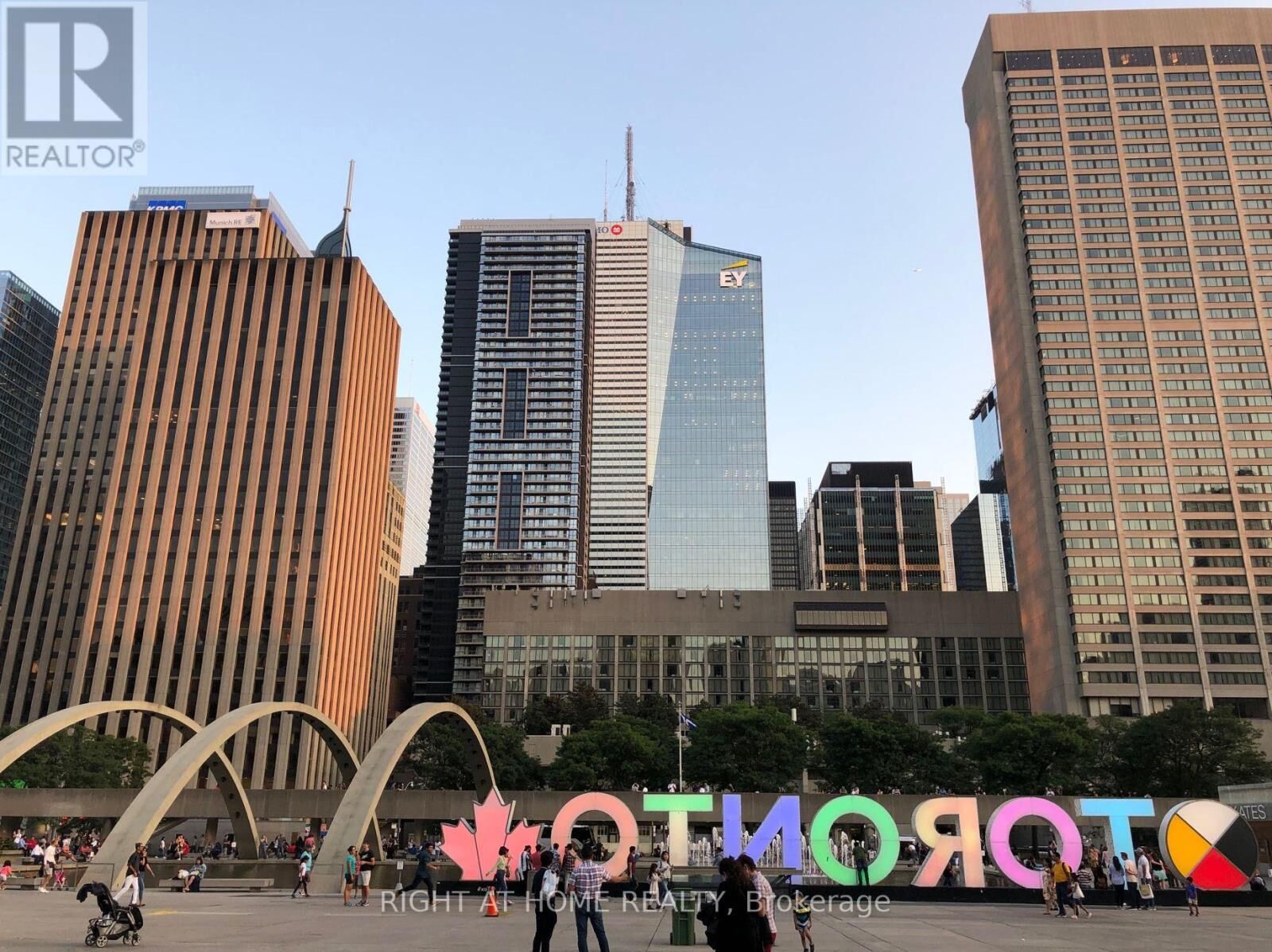 Property Photo:  70 Temperance Street 2716  ON M5H 0B1 