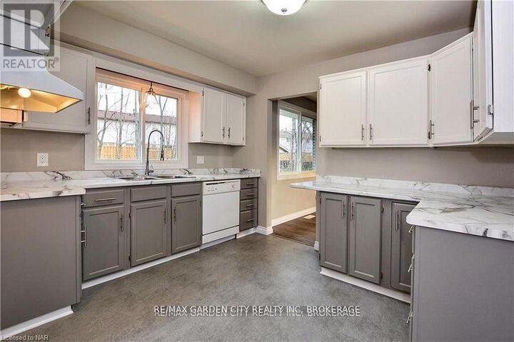 Property Photo:  49 Bendingroad Crescent Main  ON L2N 5R4 