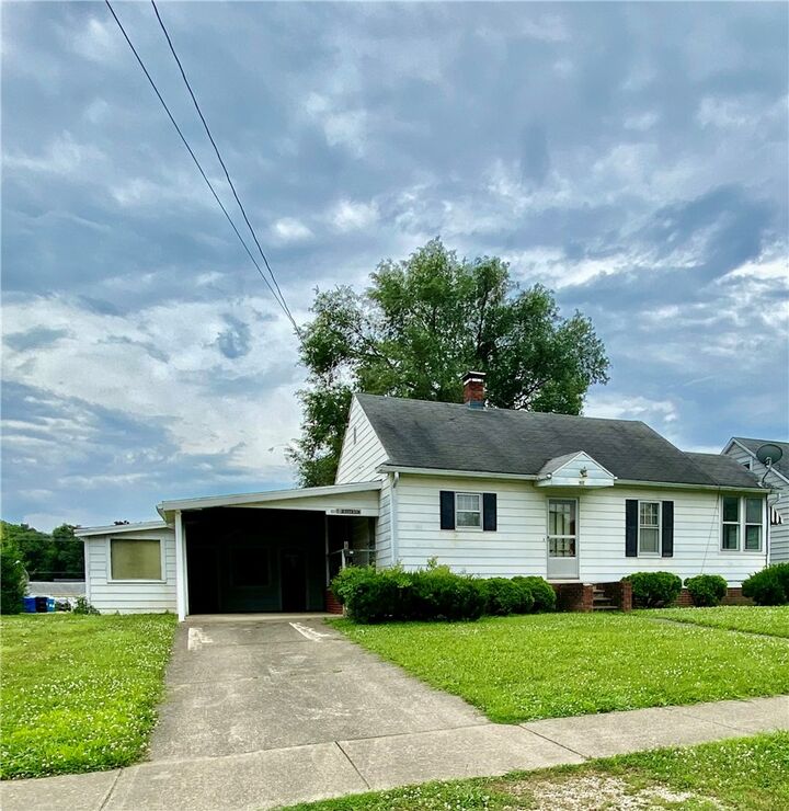 Property Photo: 907 E Jefferson Avenue IL 62401