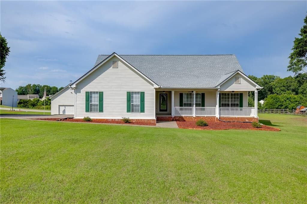 Property Photo:  352 Olde Wick Trail  GA 30548 