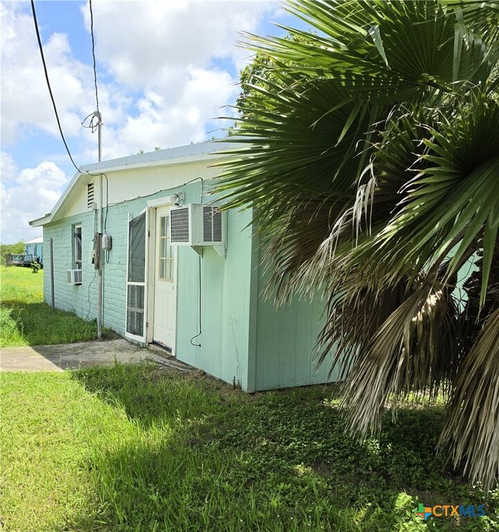 Property Photo:  503 E Dallas Avenue  TX 77983 