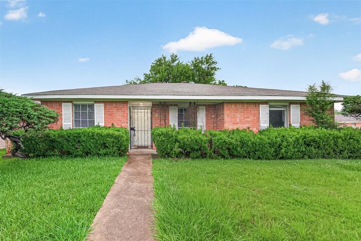 Property Photo: 3102 Knotty Oaks Trail TX 77045