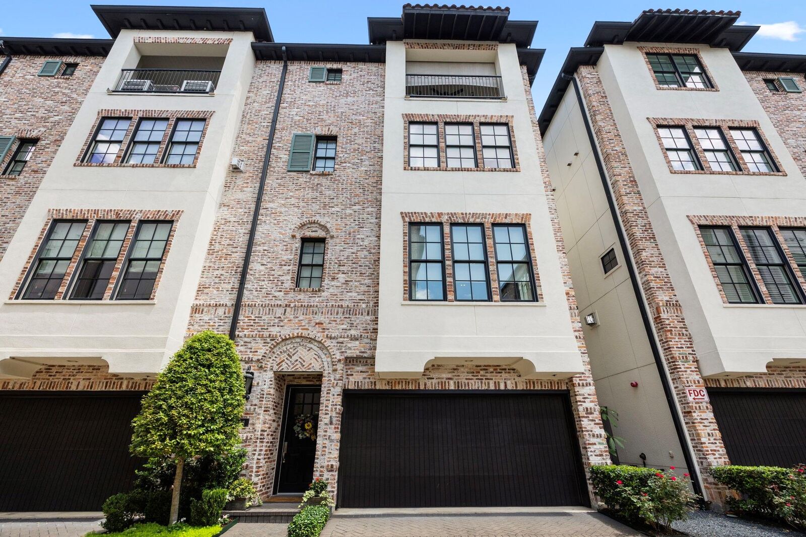 Property Photo:  11 Robita Street  TX 77019 