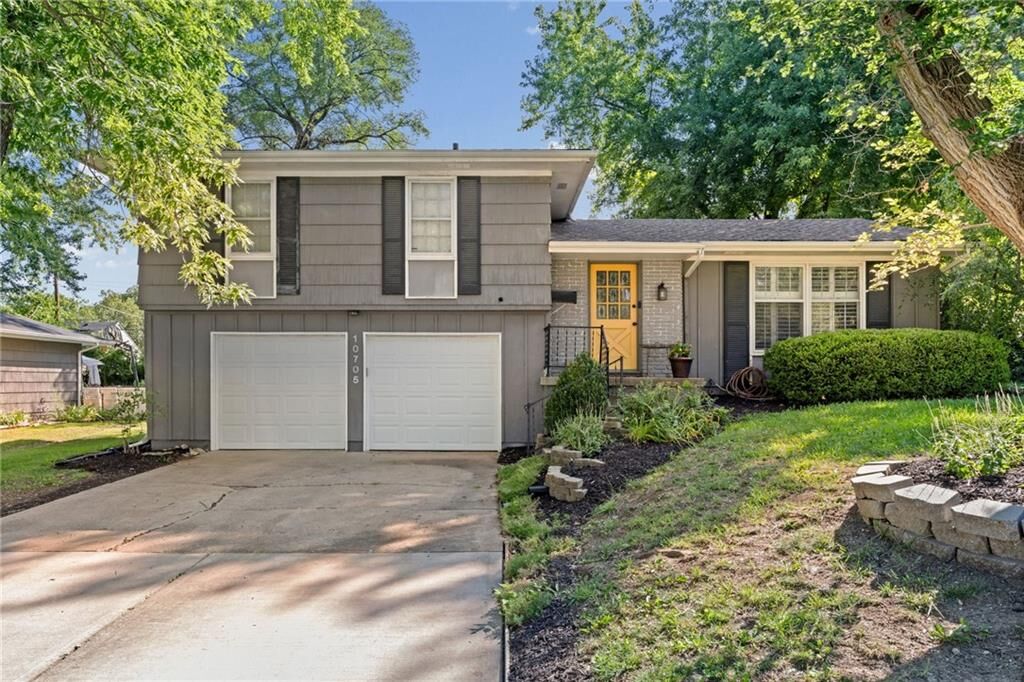 Property Photo: 10705 Walrond Avenue MO 64137
