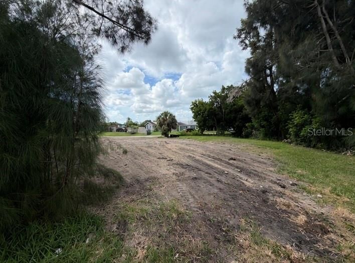 Property Photo: 1020 Linden Road FL 34293