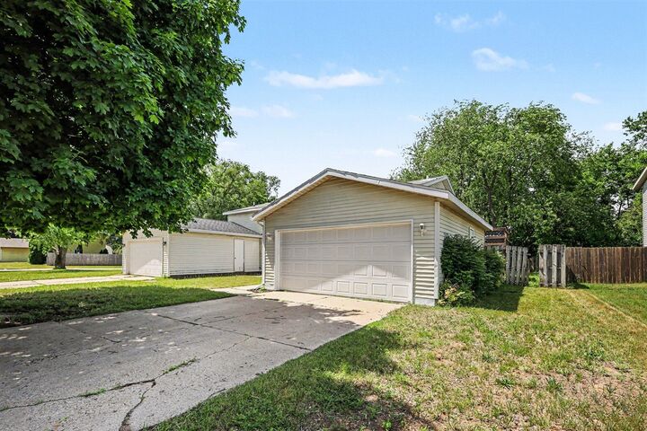 Property Photo:  423 Pine Place Street  MI 49548-6887 