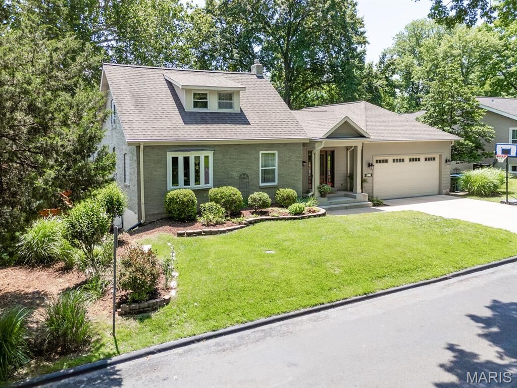 Property Photo:  890 Warwick Lane  MO 63122 