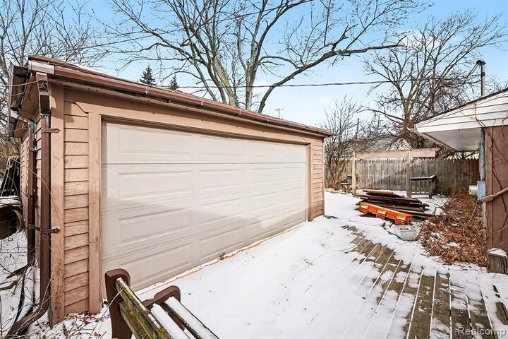 Property Photo:  672 Linda Vista Drive  MI 48342 