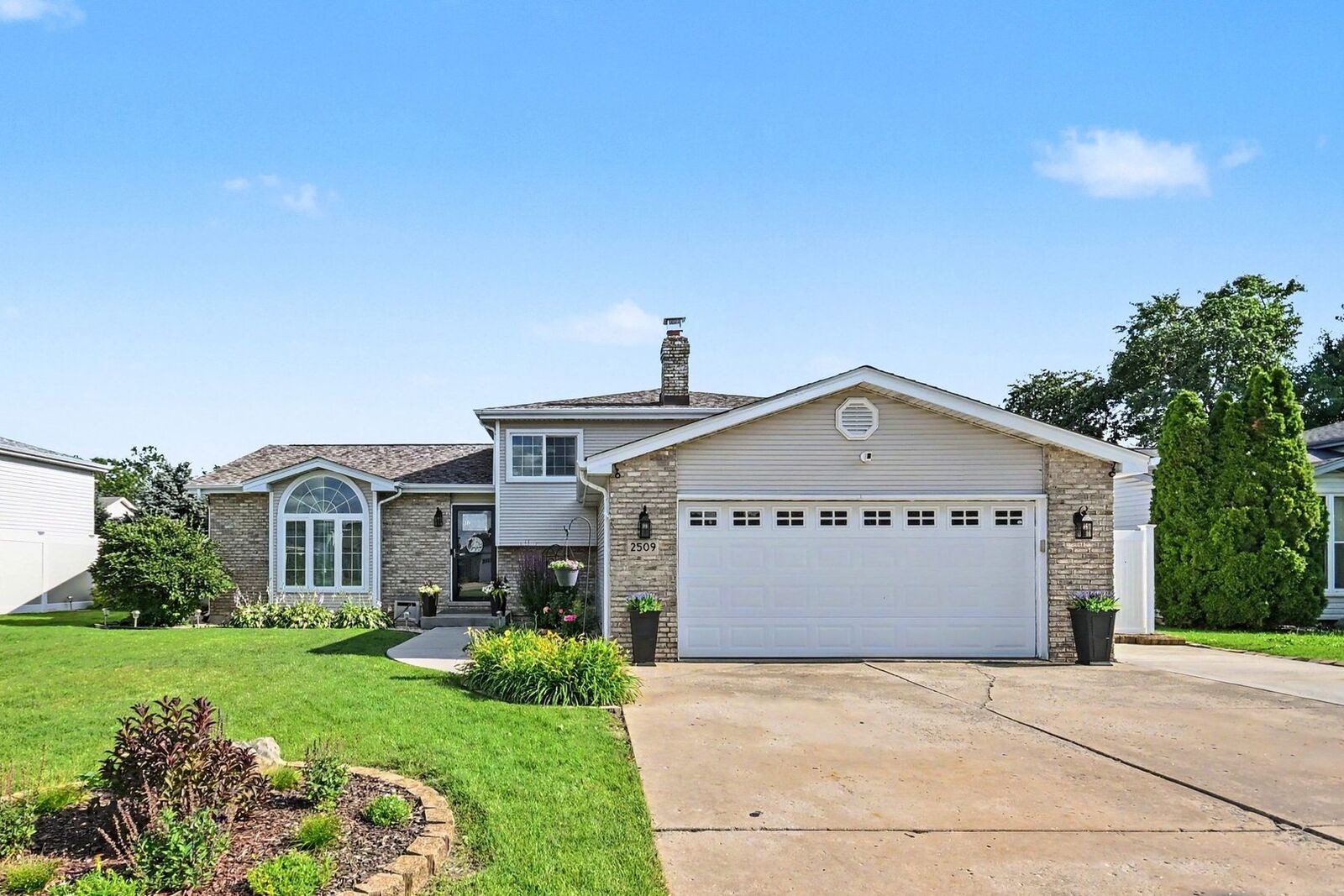Property Photo:  2509 Waterford Drive  IL 60403 