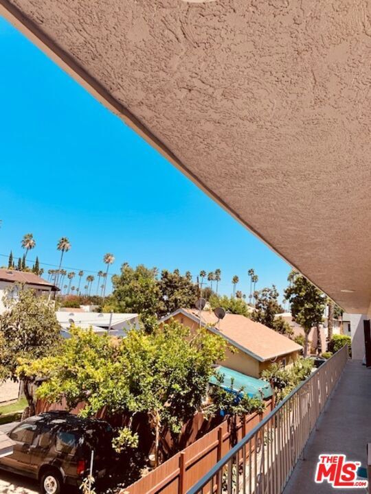 Property Photo: 1163 N Raymond Avenue 6 CA 91201