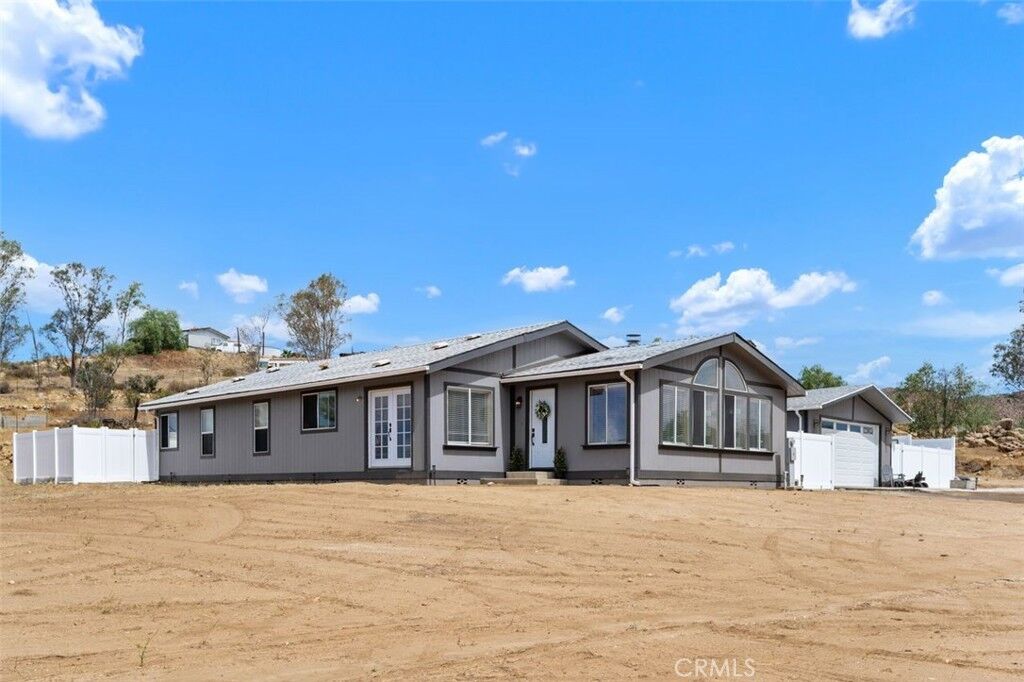 Property Photo:  41981 Avenida Abril  CA 92544 