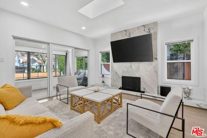 Property Photo:  313 S Sycamore Avenue  CA 90036 