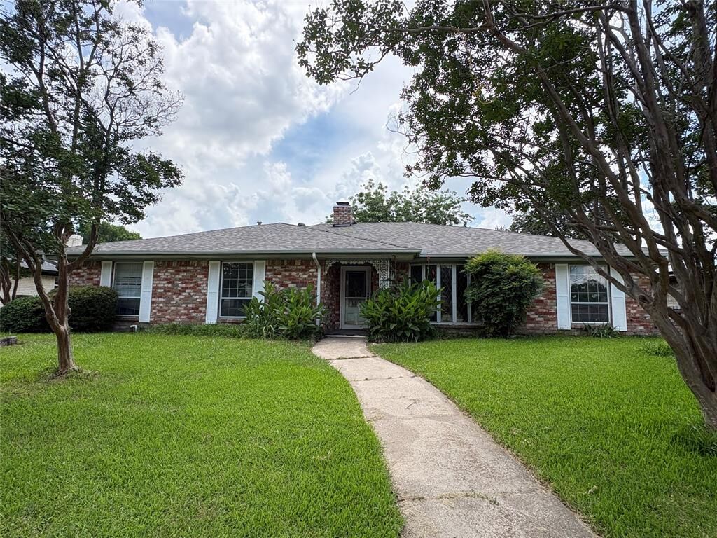 Property Photo: 2916 Robin Road TX 75075