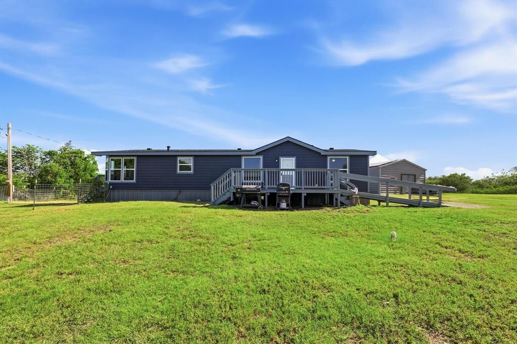 Property Photo: 336 Cowboys Lane TX 76082