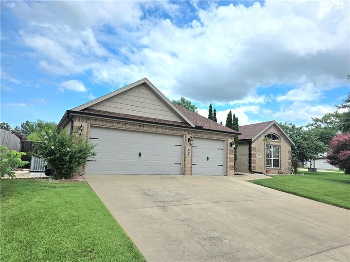 Property Photo:  3005 N 15th Place  AR 72756 