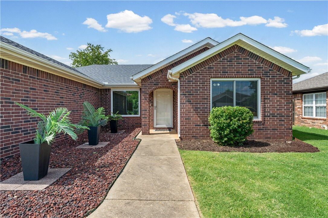 Property Photo:  3906 SW Carriageway Avenue  AR 72712 