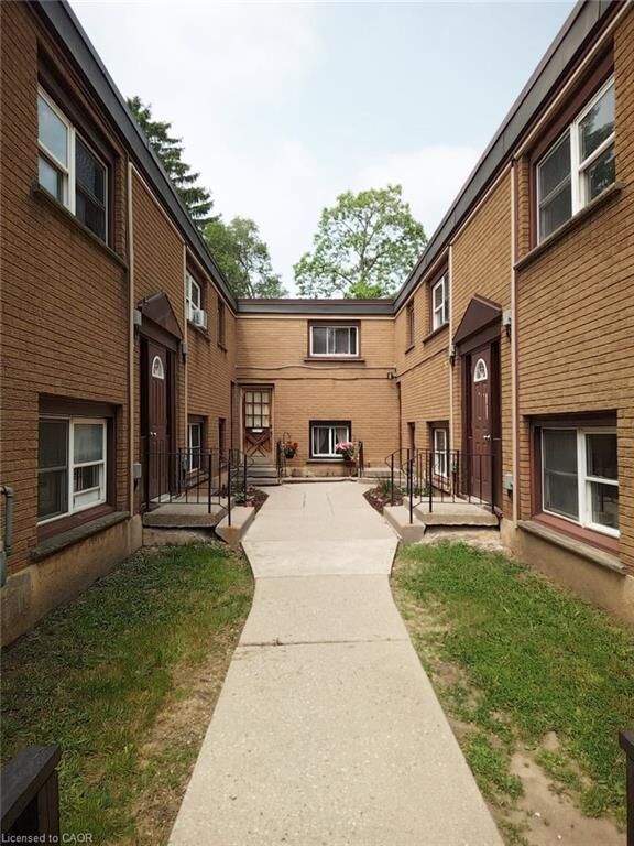 Property Photo: 12 Broad Street 10 ON N3R 4E3
