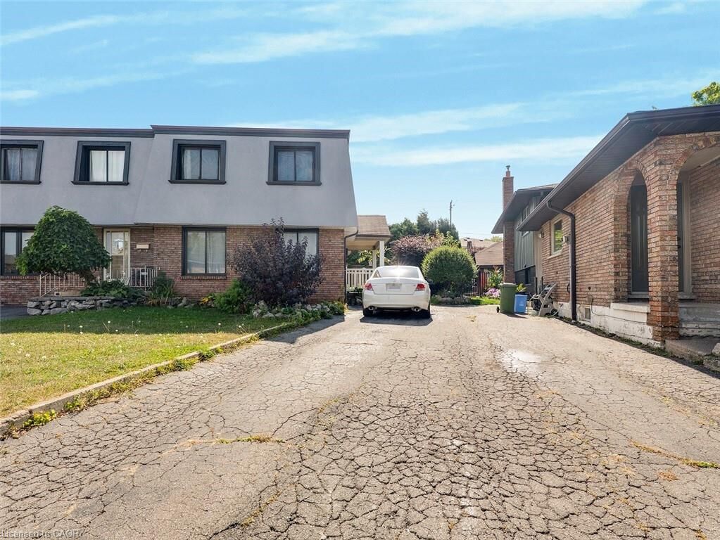 Property Photo:  40 Yeoville Court  ON L9C 5W3 