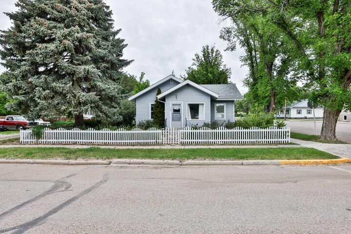 Property Photo: 129 2 Avenue NE AB T0K 1M0