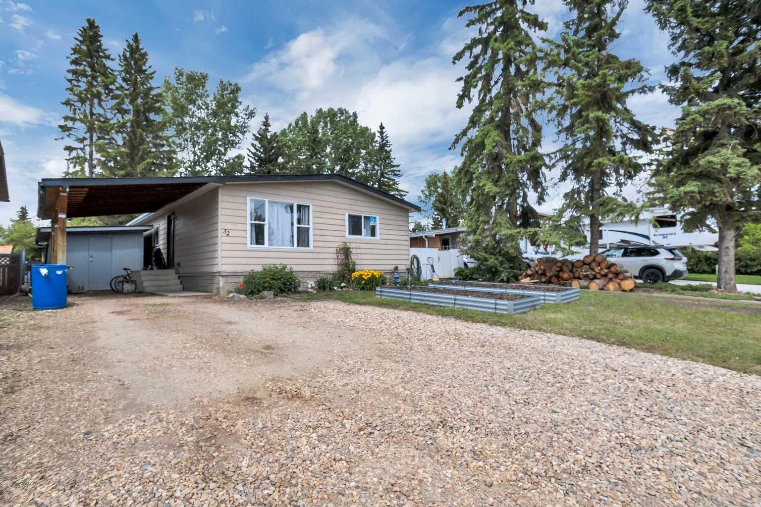 Property Photo:  32 Sandstone Avenue  AB T4L 1P7 