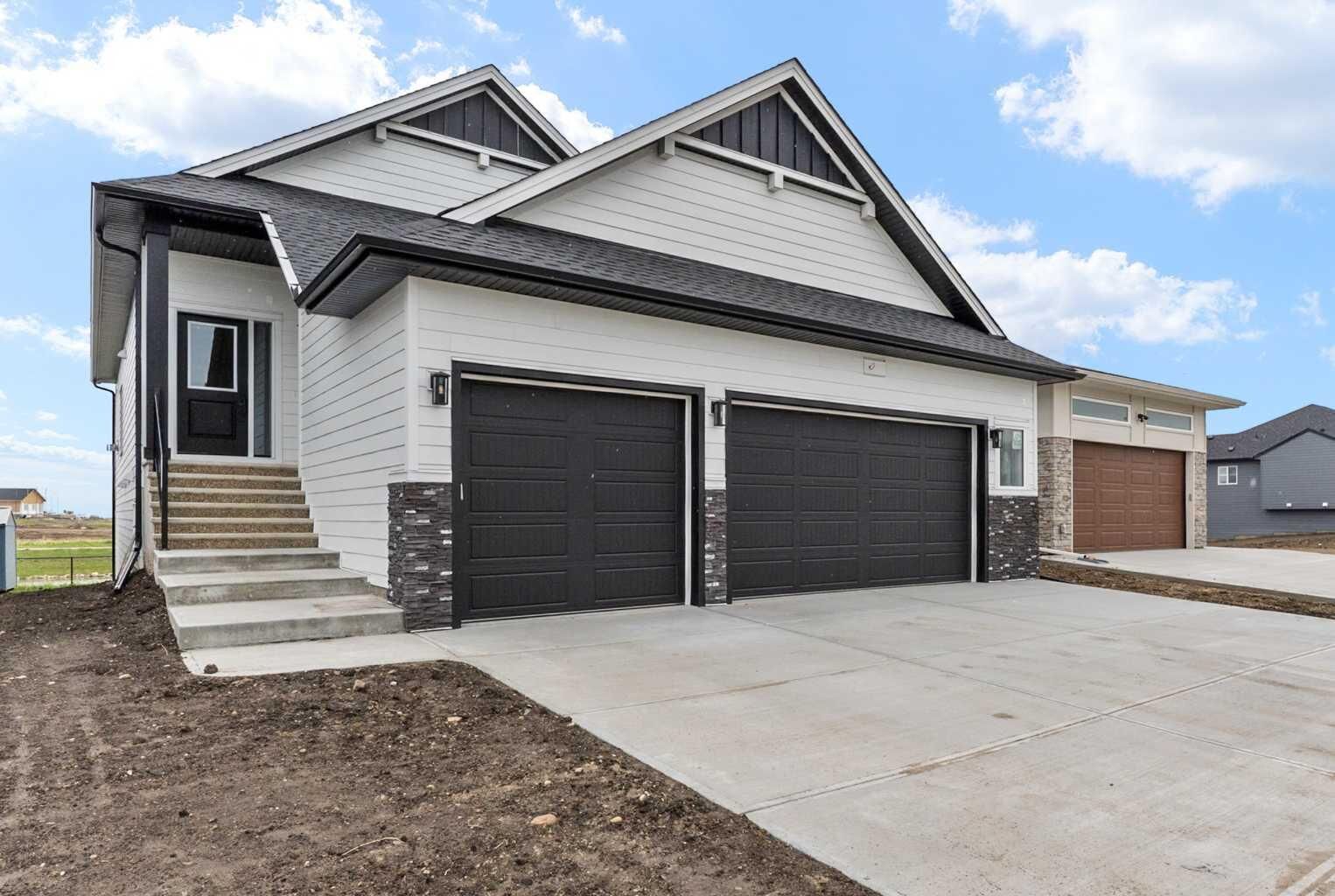 Property Photo: 716 Mandalay Avenue AB T0M 0N0