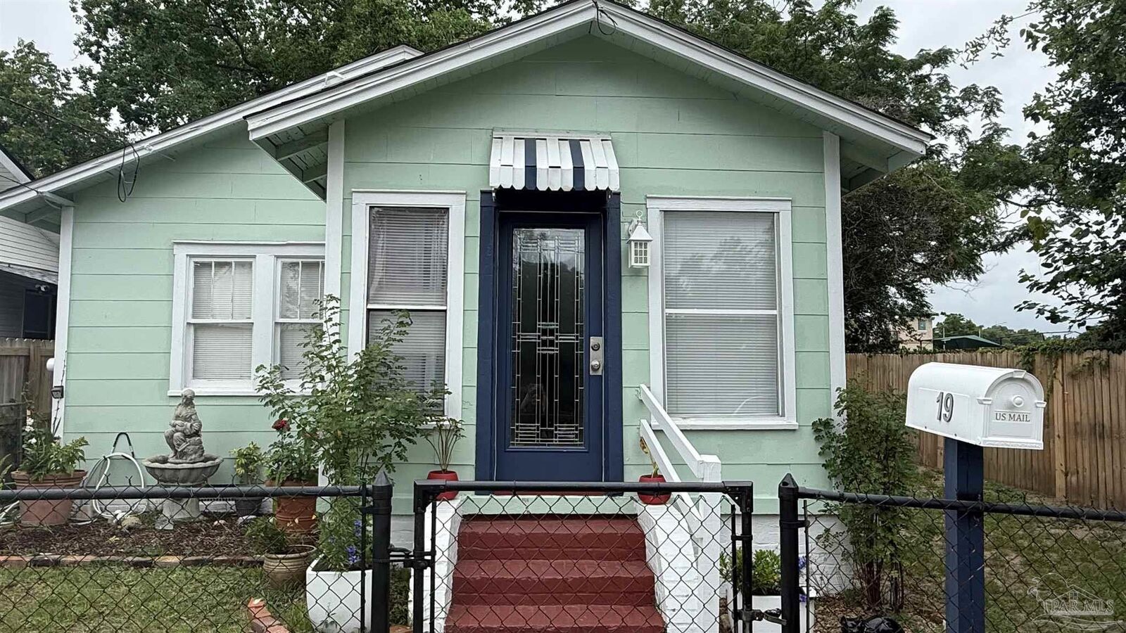 Property Photo: 19 N G St FL 32502