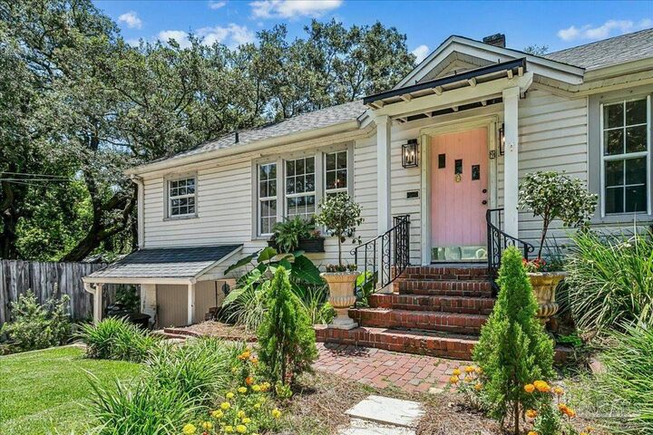 Property Photo:  9 E Strong St  FL 32501 