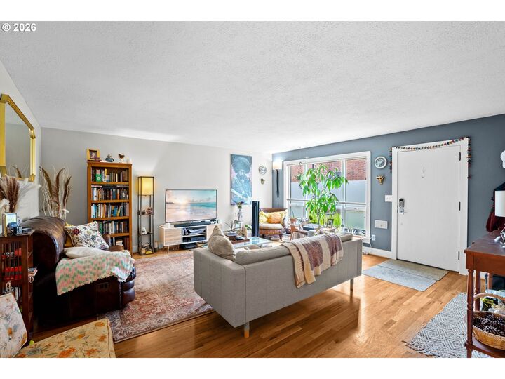 Property Photo: 929 SE 16th Ave 2 OR 97214