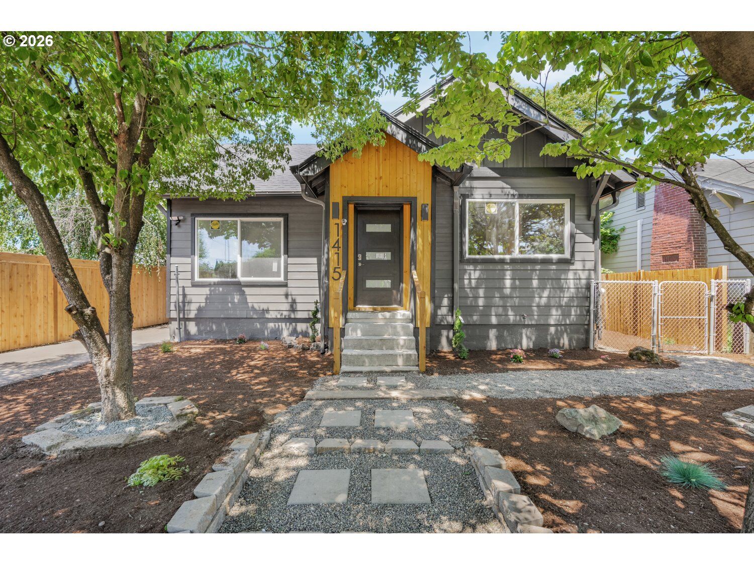 Property Photo:  1415 N Russet St  OR 97217 