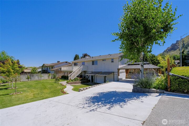 Property Photo: 1422 Millerdale Avenue WA 98801