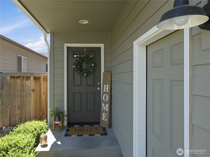 Property Photo:  462 S Kansas Loop  WA 98802 