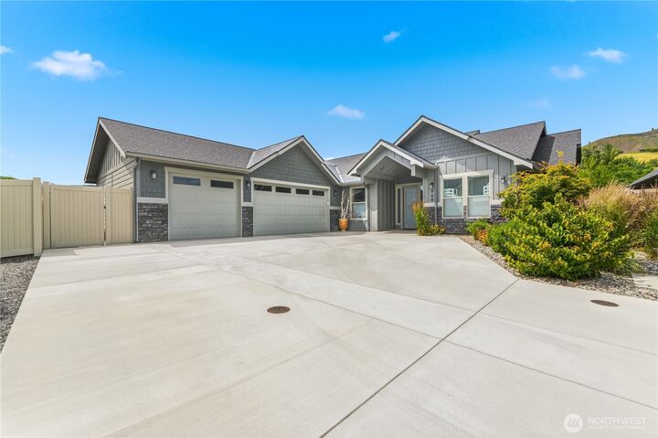 Property Photo:  966  Bentley Lane  WA 98801 