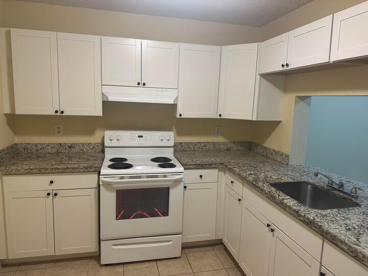 Property Photo: 6031 N 10th Ave Avenue N 219 FL 33463