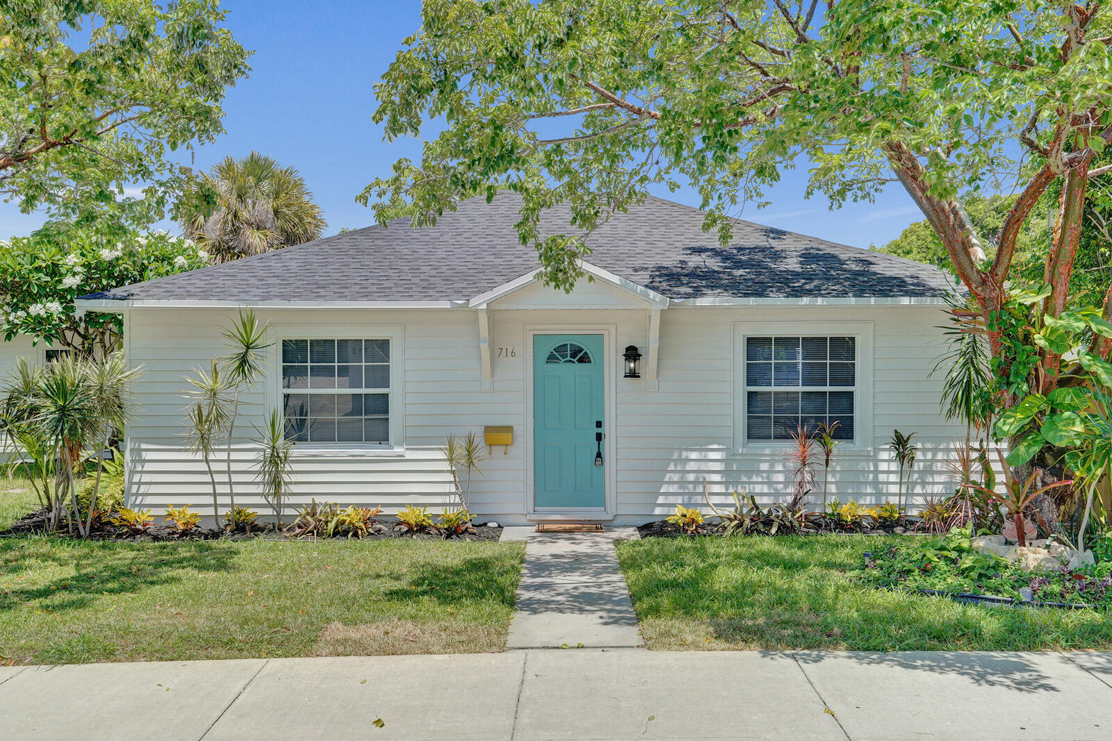 Property Photo: 716 S Pine Street FL 33460