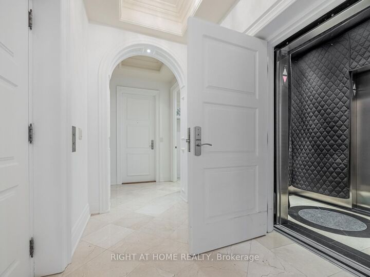 Property Photo: 2095 Lake Shore Boulevard W Lph19 ON M8V 4G4
