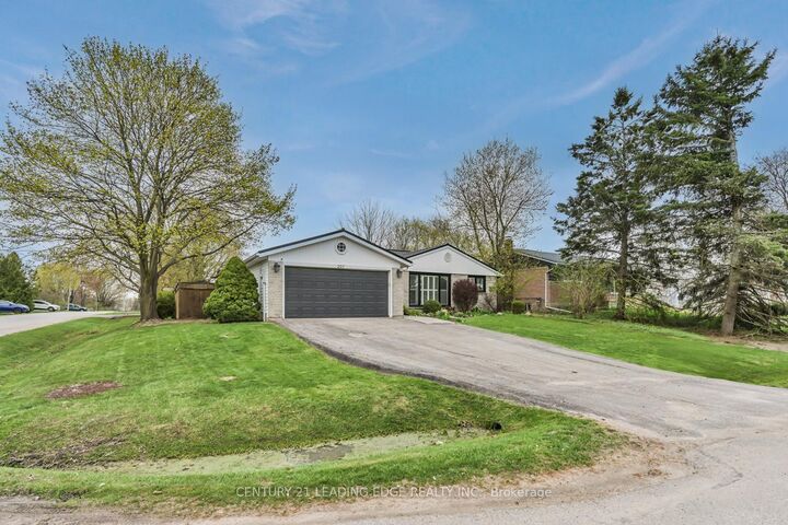 Property Photo:  207 Yeates Avenue  ON L4N 4C5 